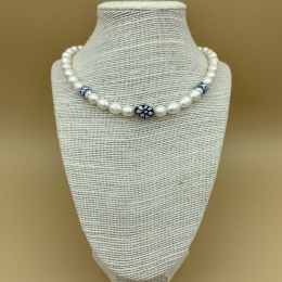 Süßwasser-Perlenkette mit blauen Details