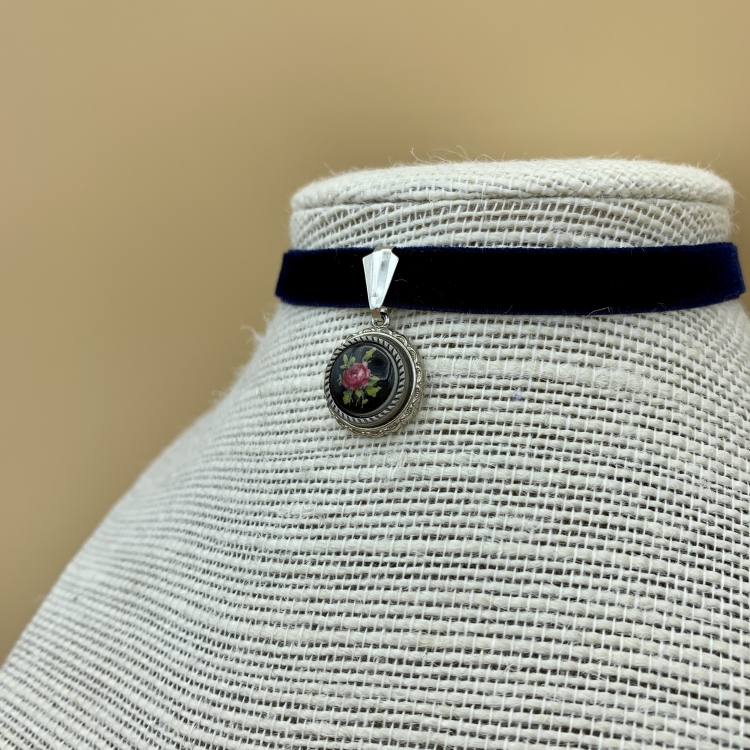 blaues Samtband-Collier R9 Seite