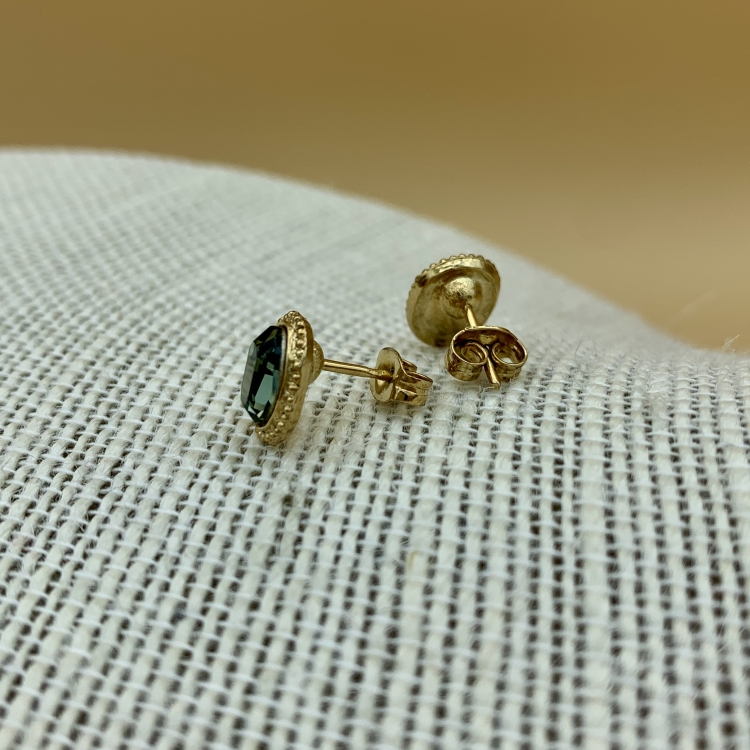 Grau Ohrstecker Seite