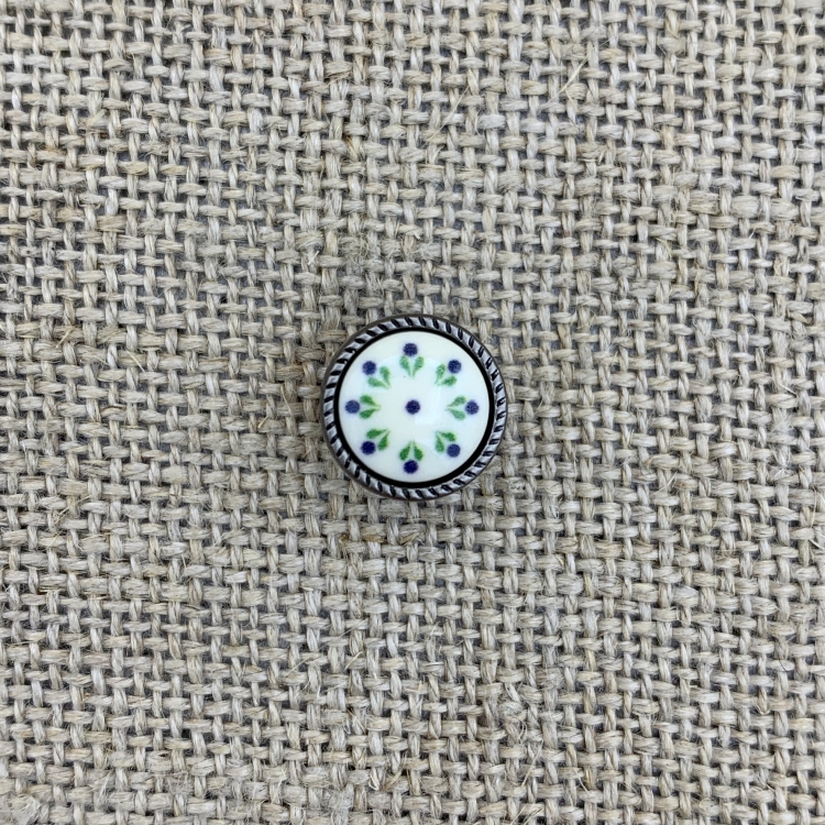 Knopf mit blau-grünen Details