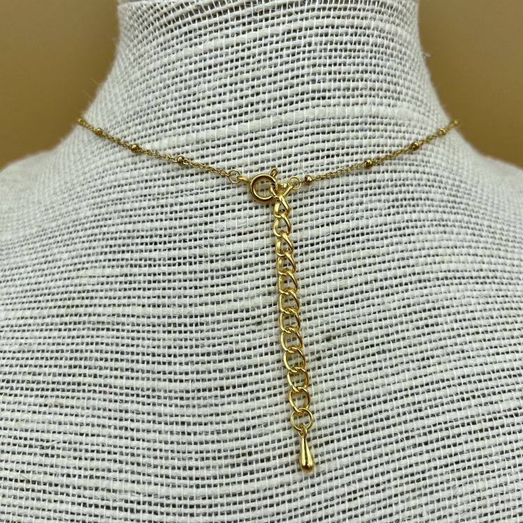 goldene Halskette mit rundem Anhänger