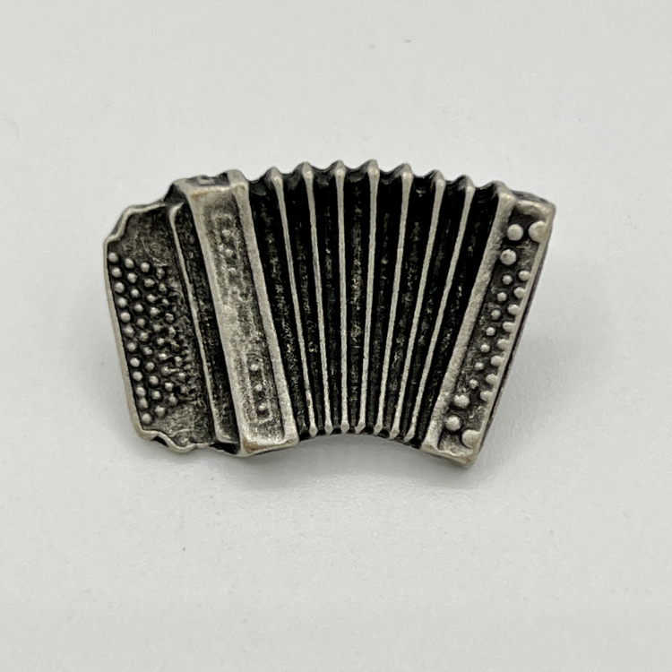 Ziehharmonika-Anstecknadel im Antik-Silber-Look