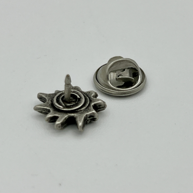 kleine Edelweiß-Anstecknadel im Antik-Silber-Look