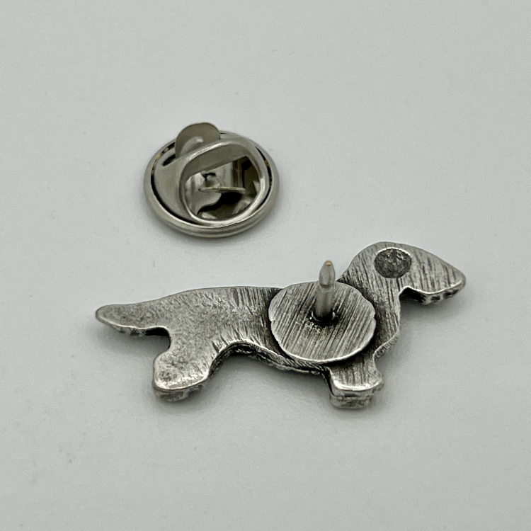 Rauhaardackel-Anstecknadel im Antik-Silber-Look