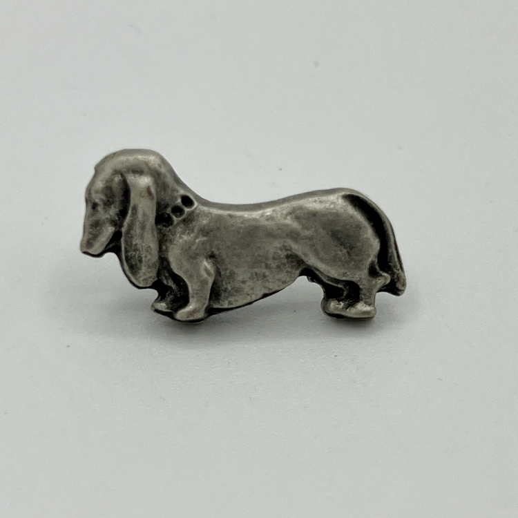 Glatthaardackel-Anstecknadel im Antik-Silber-Look