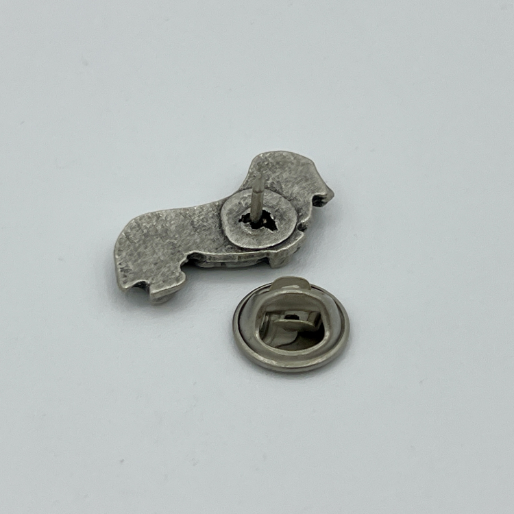 Glatthaardackel-Anstecknadel im Antik-Silber-Look