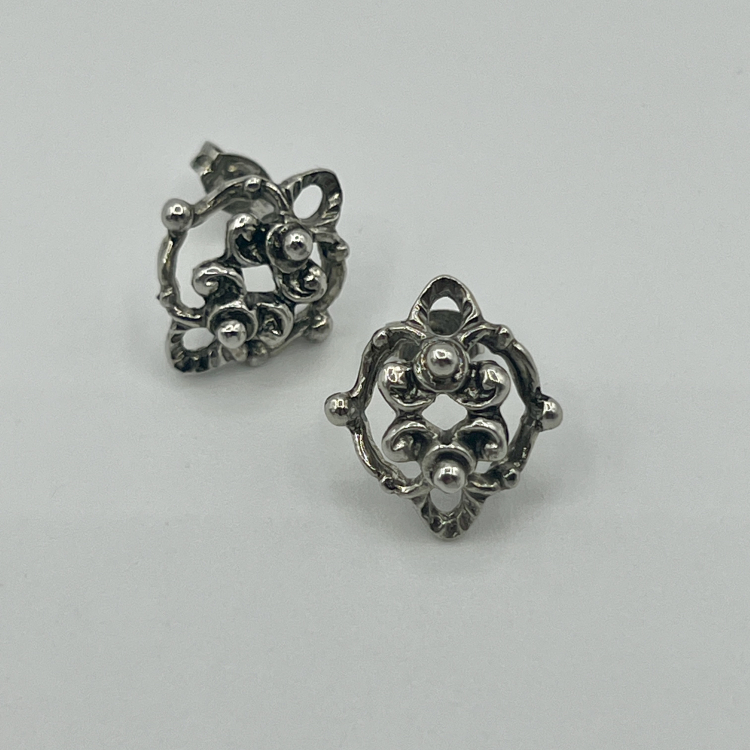 Ornament-Ohrstecker in Silberfarben – Filigranes Rosetten-Design