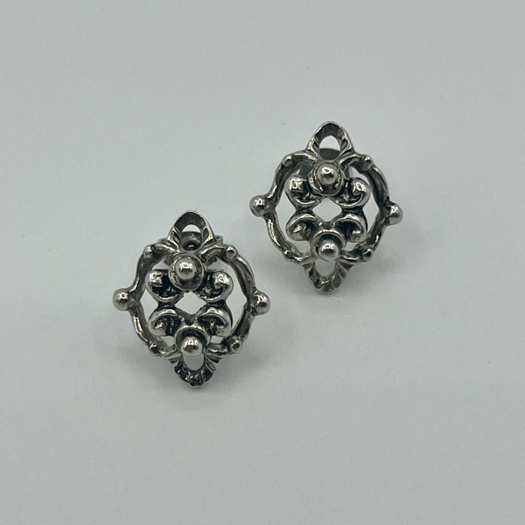 Ornament-Ohrstecker in Silberfarben – Filigranes Rosetten-Design