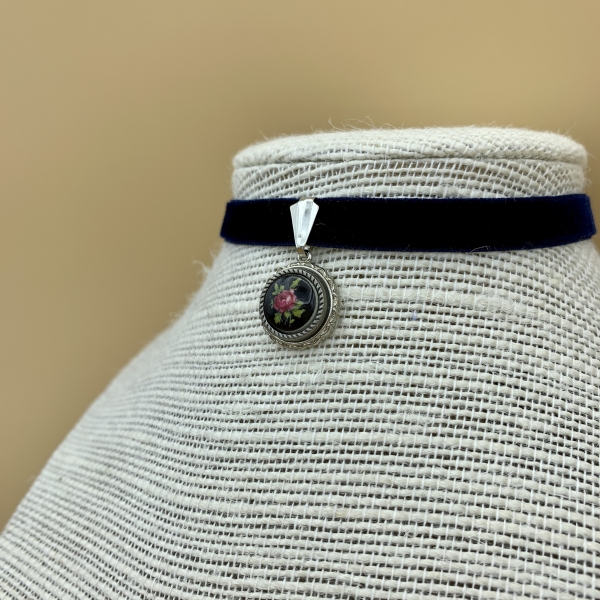 blaues Samtband-Collier R9 Seite