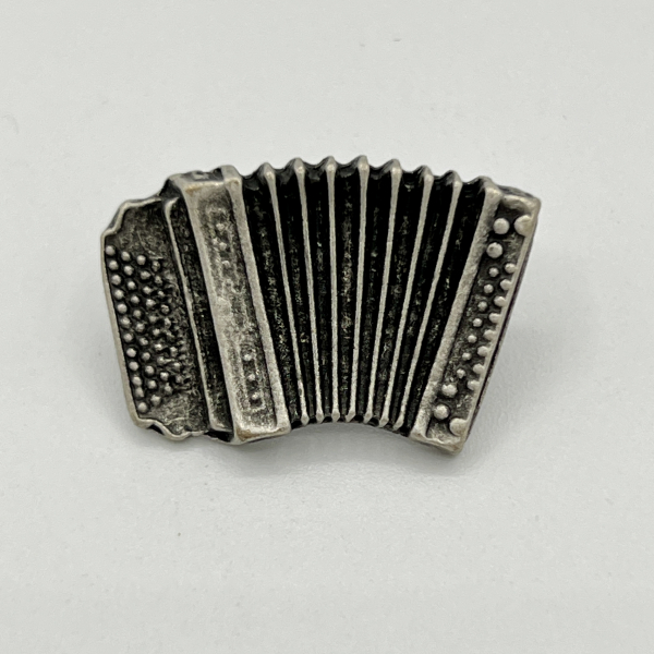 Ziehharmonika-Anstecknadel im Antik-Silber-Look