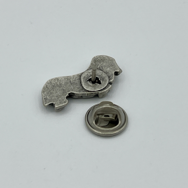 Glatthaardackel-Anstecknadel im Antik-Silber-Look