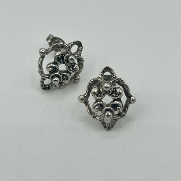 Ornament-Ohrstecker in Silberfarben – Filigranes Rosetten-Design