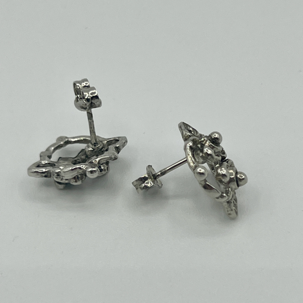 Ornament-Ohrstecker in Silberfarben – Filigranes Rosetten-Design