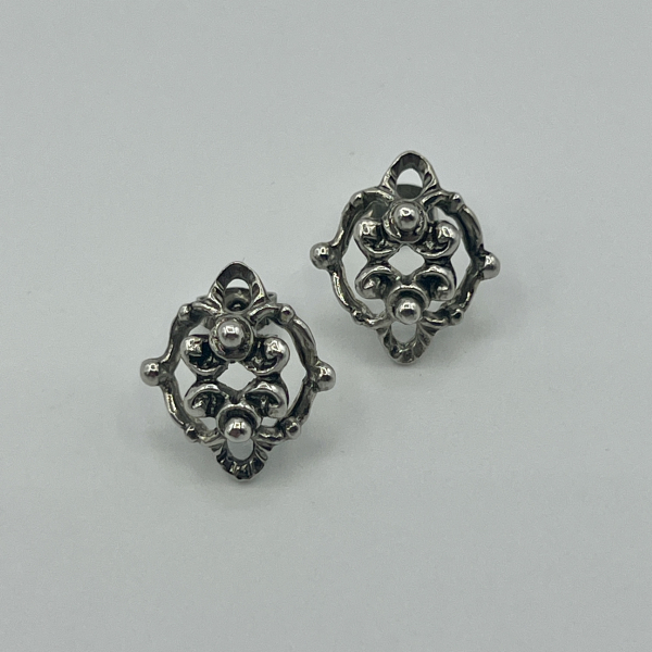 Ornament-Ohrstecker in Silberfarben – Filigranes Rosetten-Design